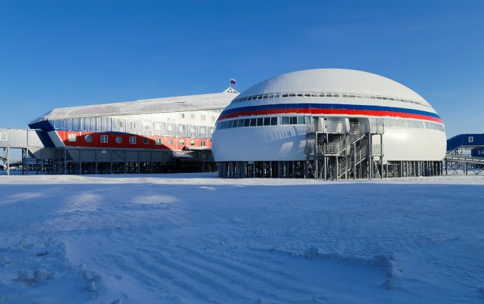 Habitat – обитать, обиталище. «Арктический трилистник» — Российская военная база на острове Александры архипелага Земля Франца-Иосифа.