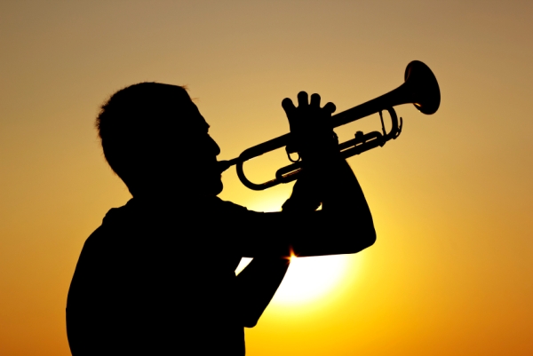 Слова trumpet и трембита созвучны. Набор значащих согласных звуков можно считать одинаковым. По Принципу Иврита эти слова имеют общее происхождение.